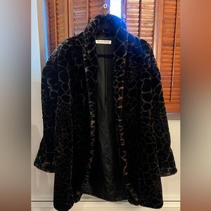 Gorgeous vintage designer DonnyBrook faux fur coat in rare giraffe print